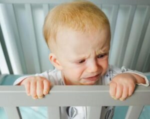 Ho sentito il nostro bambino piangere mentre ero sotto la doccia e mia moglie stava guardando la TV. Quando sono entrato nella sua stanza, ho urlato per lo shock.