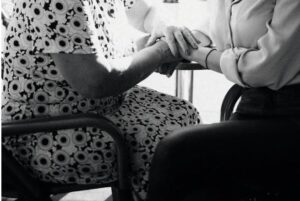 Ho trovato un documento nella spazzatura – Mio marito e mia suocera hanno fatto un grande accordo alle mie spalle mentre lottavo contro una malattia che minacciava la mia vita