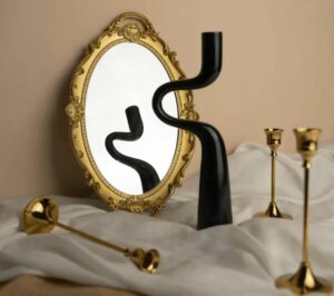 Mio figlio sentiva strani suoni provenire da dietro lo specchio della sua stanza, ma non gli abbiamo creduto... finché non abbiamo guardato con i nostri occhi e visto qualcosa di terrificante