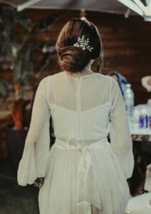 "State umiliando i miei genitori!" — L'urlo della sposa ruppe il silenzio, il fidanzato rimase muto, e lo scandalo che ne seguì fece andar via tutti prima ancora che si tagliasse la torta...