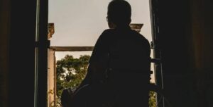 A settant’anni sono andata in pensione e sono tornata a casa per festeggiare con la famiglia… solo per scoprire che quel giorno stesso mi avevano buttata fuori.