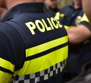 Ho notato una ragazza tutta sola per strada, per scoprire dove fossero scomparsi i suoi genitori, ma poi ho scoperto qualcosa di terribile su sua madre.