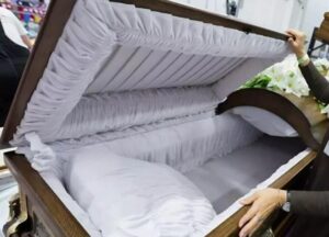 Durante il funerale di una giovane ragazza, quattro uomini non riuscirono a sollevare la bara, così la madre della ragazza chiese di aprirla.