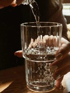 Ero a letto con la febbre a 39,5 quando mia suocera mi ha rovesciato addosso acqua gelata e mi ha ordinato di alzarmi per accogliere gli ospiti: fu allora che ho fatto qualcosa che lei non si aspettava…
