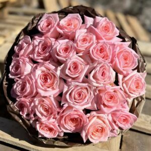 Ho visto una donna buttare via i fiori che avevo messo sulla tomba di mia madre – La sua verità ha cambiato per sempre la mia vita
