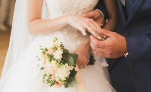 La suocera è venuta al nostro matrimonio con un vestito corto e aderente e ha ballato tutta la sera con un ragazzo giovane, ma poi ha fatto qualcosa di molto peggio...