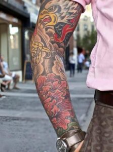 In autobus un’anziana signora rimproverava un ragazzo per i suoi tatuaggi, e lui non le dava nemmeno retta… finché non accadde qualcosa di inaspettato.