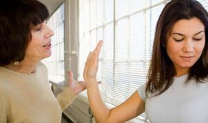 Dopo aver cacciato la nuora, la suocera portò al figlio una nuova passione. Tuttavia, quando la verità sull'accaduto venne a galla, gli arroganti ospiti si sentirono a disagio.. La suocera e la verità nascosta