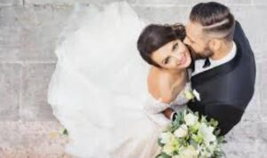 Durante il matrimonio, mia suocera si è avvicinata a me e mi ha strappato la parrucca, rivelando la mia testa calva a tutti gli invitati. Ma poi è successo qualcosa di inaspettato.