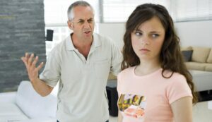 «Se non vuoi vederci, la porta è quella là...» Era forse mio padre o qualcuno di simile.