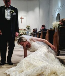 Mia sorellastra mi fece inciampare mentre camminavo verso l’altare al mio matrimonio – ma quello che mio padre fece il giorno dopo la lasciò senza parola.