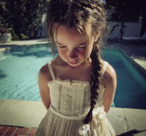 Mia sorella non ha fatto entrare mia figlia di otto anni in piscina alla festa di famiglia – Quando ho scoperto il motivo, sono intervenuta.