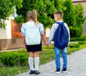 Il Ragazzo Implora il Padre di Adottare la Bambina Vittima di Scherno: Poi l’Uomo Scopre che è la Sorella di Suo Figlio