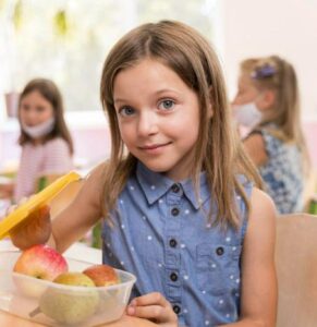 «Non ti preoccupare, la ragazza di papà mi ha preparato uno spuntino», disse mia figlia quando non avevo fatto in tempo a prepararle il pranzo per la scuola