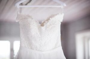 La suocera è venuta al nostro matrimonio con un vestito corto e aderente e ha ballato tutta la sera con un ragazzo giovane, ma poi ha fatto qualcosa di molto peggio...