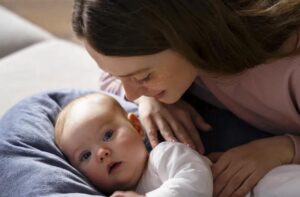 Ero in viaggio di lavoro quando ho visto una donna sconosciuta mettere a letto mio figlio tramite il baby monitor — Quello che ho scoperto dopo mi ha spinta a vendicarmi.