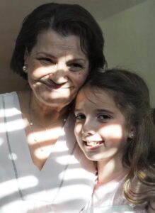 Ha Cresciuto la Nipote Abbandonata dal Figlio Dieci Anni Prima – Quando Lui è Tornato, la Casa Era Vuota