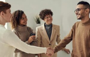 Alla mia festa di compleanno, mia suocera ha brindato: “Alla figlia della domestica che ha fatto un buon matrimonio” – Ma la risposta di mia madre l’ha messa al suo posto.