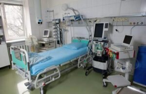 La moglie pensava che il marito fosse privo di sensi e chiamò qualcuno, mentre lui la ascoltava di nascosto e rimase terrorizzato da ciò che sentì.