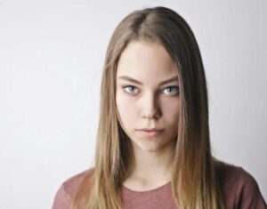 Lui la picchiava da anni. Una notte, dalla sua branda lo buttarono giù piccoli piedini scalzi. Una storia che fa venire i brividi.