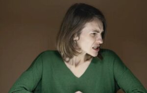 Mio figlio di tre anni piangeva disperato ogni volta che lo portavo all’asilo. Un giorno ho deciso di scoprire la verità e quello che ho visto mi ha lasciata senza parole…