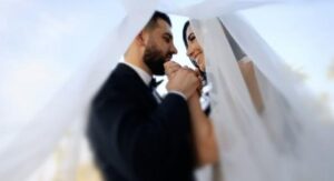 Durante il matrimonio, mia suocera si è avvicinata a me e mi ha strappato la parrucca, rivelando la mia testa calva a tutti gli invitati. Ma poi è successo qualcosa di inaspettato.