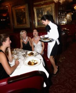Le donne ricche deridevano la cameriera dicendo che “sa di povertà” – ma allora il mio ragazzo si alzò e diede loro una lezione indimenticabile