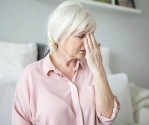 Ha Cresciuto la Nipote Abbandonata dal Figlio Dieci Anni Prima – Quando Lui è Tornato, la Casa Era Vuota