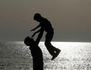 Papà, hai la stessa cicatrice! Il padre ha sostenuto il figlio di otto anni dopo un’operazione delicata e una grande cicatrice sulla testa...