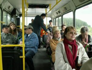 In autobus un’anziana signora rimproverava un ragazzo per i suoi tatuaggi, e lui non le dava nemmeno retta… finché non accadde qualcosa di inaspettato.