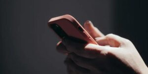 Ero in viaggio di lavoro quando ho visto una donna sconosciuta mettere a letto mio figlio tramite il baby monitor — Quello che ho scoperto dopo mi ha spinta a vendicarmi.