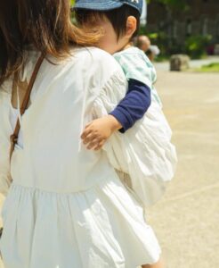 Mio figlio di tre anni piangeva disperato ogni volta che lo portavo all’asilo. Un giorno ho deciso di scoprire la verità e quello che ho visto mi ha lasciata senza parole…