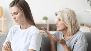 Dopo aver cacciato la nuora, la suocera portò al figlio una nuova passione. Tuttavia, quando la verità sull'accaduto venne a galla, gli arroganti ospiti si sentirono a disagio.. La suocera e la verità nascosta