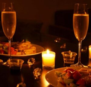 Mia suocera fece sedere mia figlia separatamente, su una sedia pieghevole nella lavanderia e le diede solo una salsiccia e del pane: dovevo dare una lezione a questa donna malvagia...