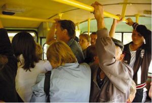 In autobus un’anziana signora rimproverava un ragazzo per i suoi tatuaggi, e lui non le dava nemmeno retta… finché non accadde qualcosa di inaspettato.
