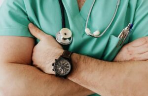 Un uomo sconosciuto portava fiori ogni giorno a un’anziana malata a cui restava solo un mese di vita: un giorno decisi di chiedergli perché lo facesse e rimasi scioccata dalla sua risposta...