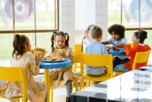 Mio figlio di tre anni piangeva disperato ogni volta che lo portavo all’asilo. Un giorno ho deciso di scoprire la verità e quello che ho visto mi ha lasciata senza parole…