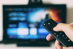 Lo sposo scopre il tradimento della futura moglie – e sale all’altare con un telecomando in mano