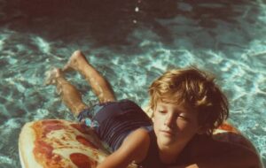 Mia sorella non ha fatto entrare mia figlia di otto anni in piscina alla festa di famiglia – Quando ho scoperto il motivo, sono intervenuta.