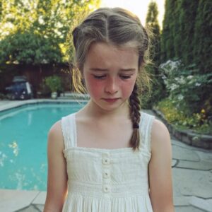 Mia sorella non ha fatto entrare mia figlia di otto anni in piscina alla festa di famiglia – Quando ho scoperto il motivo, sono intervenuta.