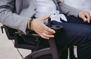 Un uomo al Walmart ha cercato di togliermi la sedia a rotelle per sua moglie stanca – Il karma ha fatto il suo corso prima che potessi farlo io