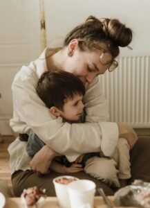 Mio figlio di tre anni piangeva disperato ogni volta che lo portavo all’asilo. Un giorno ho deciso di scoprire la verità e quello che ho visto mi ha lasciata senza parole…
