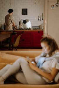 Mia moglie ha detto di aver lasciato il lavoro per i bambini — ma poi nostra figlia ha detto: "Ho visto la mamma sul computer di un uomo a scuola".
