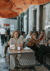 La cameriera mi fece inginocchiare al ristorante — e il motivo mi lasciò in lacrime