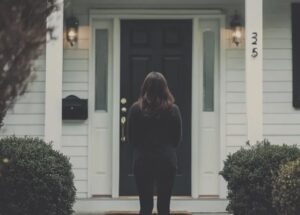Ha Cresciuto la Nipote Abbandonata dal Figlio Dieci Anni Prima – Quando Lui è Tornato, la Casa Era Vuota