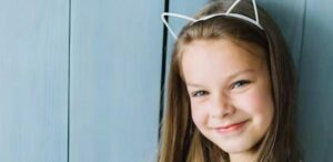 Una bambina di sei anni, piena di lividi, implorò un motociclista dall’aspetto minaccioso di salvarla dal patrigno