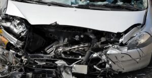 Un bambino di otto anni salvò un neonato rimasto chiuso in un’auto, arrivò in ritardo a scuola e fu rimproverato – ma presto accadde qualcosa di inatteso.