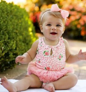 Ho trovato una bambina smarrita e l’ho accompagnata a casa. Quando la porta si è aperta, mi sono bloccato. Lì, in piedi, c’era mia moglie… morta un anno fa. «Mamma!» ha gridato la bambina.