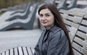 Una maestra sola adottò due fratelli gemelli abbandonati. Con enorme impegno li crebbe fino a mandarli alle università più prestigiose… ma 22 anni dopo, la vita le riservò un finale doloroso.