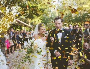 Un uomo senza casa in abiti sporchi arrivò al matrimonio: tutti lo guardavano con disgusto, finché non prese il microfono e disse queste parole…
